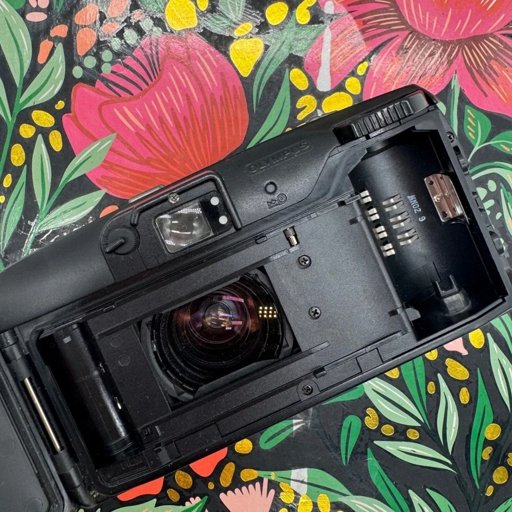 Olympus Infinity SuperZoom 3500 35mm Film Camera 35-120mm Multi AF Weatherproof